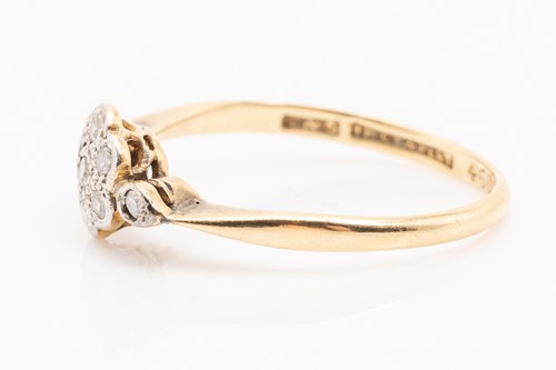 Lot 207 - An Edwardian diamond flowerhead ring and a...