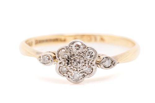 Lot 207 - An Edwardian diamond flowerhead ring and a...