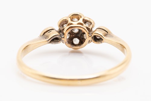 Lot 207 - An Edwardian diamond flowerhead ring and a...