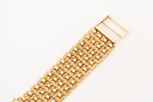 Lot 445 - A 9ct gold Sovereign wristwatch, the gilt dial...