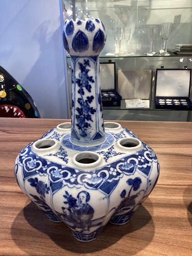 Lot 90 - A pair of Chinese blue & white quintal bulb...