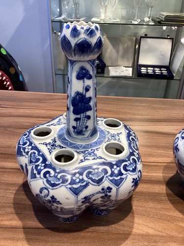 Lot 90 - A pair of Chinese blue & white quintal bulb...