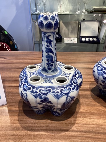 Lot 90 - A pair of Chinese blue & white quintal bulb...