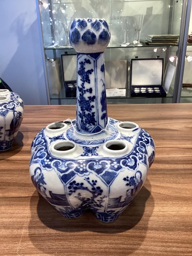 Lot 90 - A pair of Chinese blue & white quintal bulb...