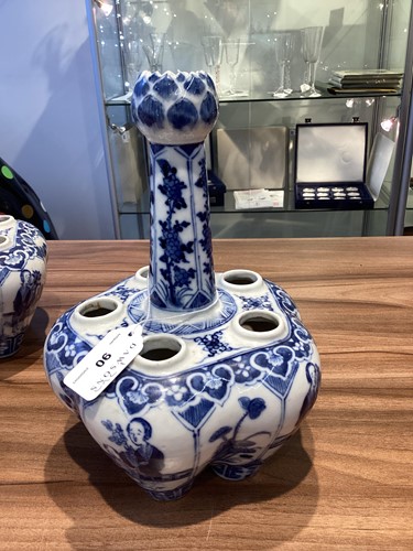 Lot 90 - A pair of Chinese blue & white quintal bulb...