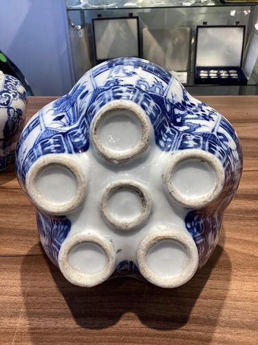 Lot 90 - A pair of Chinese blue & white quintal bulb...