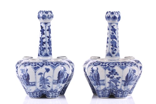 Lot 90 - A pair of Chinese blue & white quintal bulb...