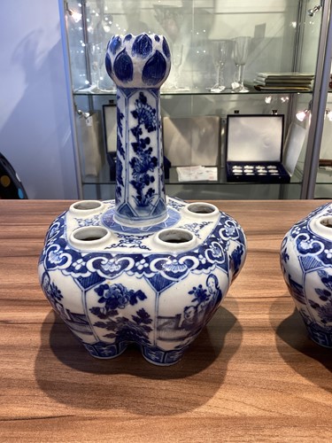 Lot 90 - A pair of Chinese blue & white quintal bulb...