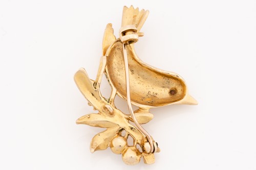 Lot 212 - A 9ct yellow gold bird brooch set with garnet...