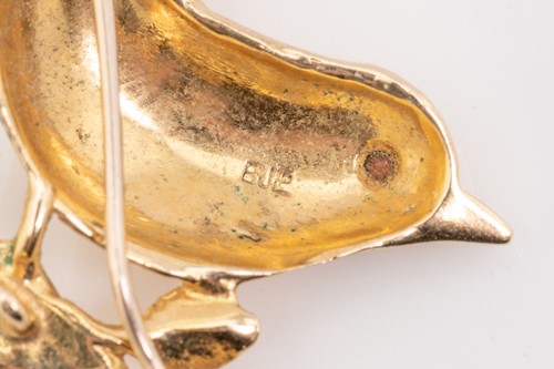 Lot 212 - A 9ct yellow gold bird brooch set with garnet...