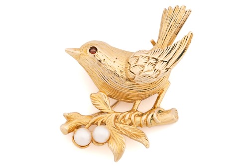 Lot 212 - A 9ct yellow gold bird brooch set with garnet...