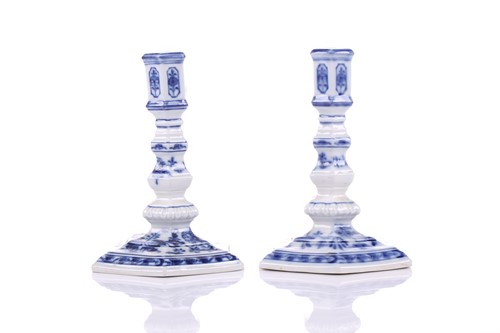 Lot 252 - A pair of Meissen porcelain 'Onion' pattern...