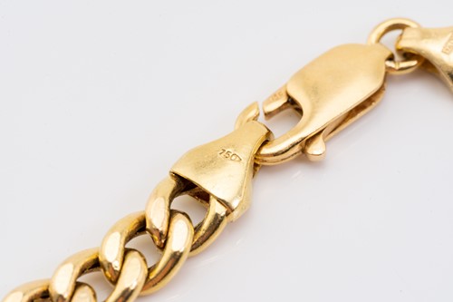 Lot 121 - A yellow metal flat curb link chain, fastens...