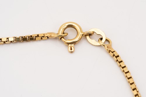 Lot 98 - A fine box link chain in yellow metal,...