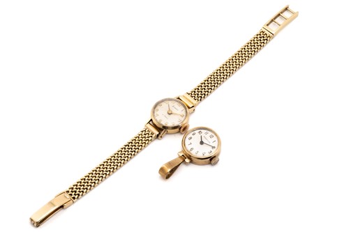 Lot 420 - A 9ct yellow gold Accurist ladies wristwatch...