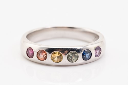 Lot 131 - A rainbow sapphire ring in 18ct white gold,...