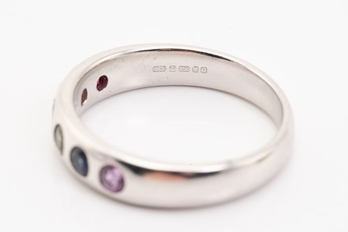 Lot 131 - A rainbow sapphire ring in 18ct white gold,...