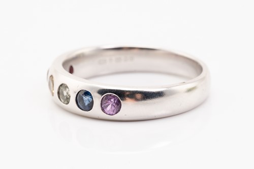 Lot 131 - A rainbow sapphire ring in 18ct white gold,...