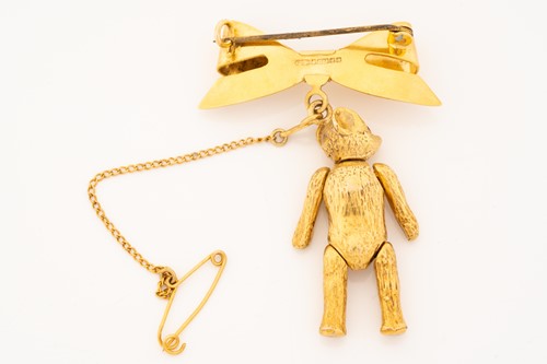 Lot 75 - A 9ct gold teddy bear brooch, the articulated...