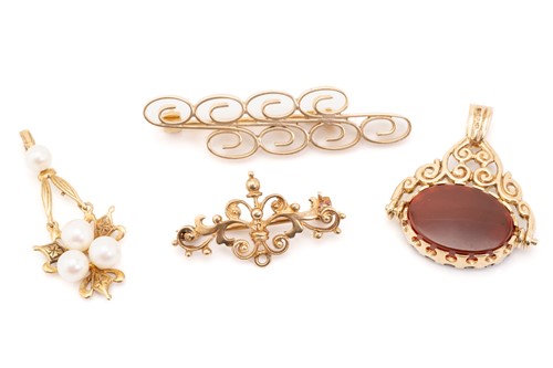 Lot 114 - A small collection of jewellery items; to...
