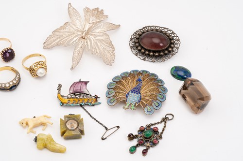 Lot 147 - A mixed collection of costume jewellery...