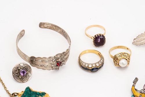 Lot 147 - A mixed collection of costume jewellery...
