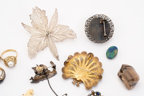 Lot 147 - A mixed collection of costume jewellery...