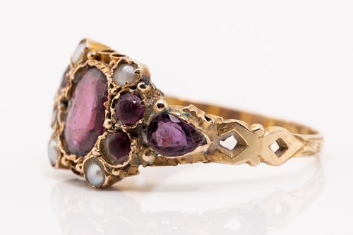Lot 68 - A Victorian gem-set ring featuring a central...