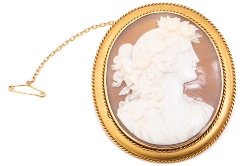 Lot 1 - A Victorian shell cameo brooch, depicting...