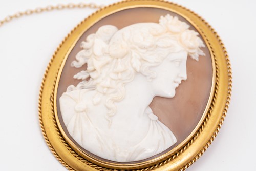 Lot 1 - A Victorian shell cameo brooch, depicting...