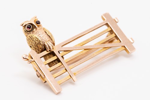 Lot 13 - A novelty brooch depicting an owl perching on...