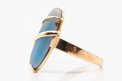 Lot 67 - A frosted blue agate ring, featuring an...