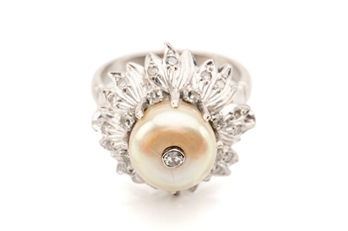 Lot 266 - A pearl and diamond set cluster ring,...