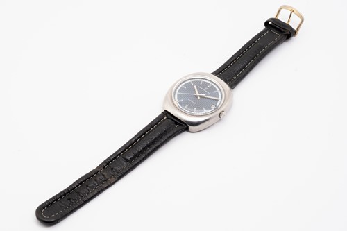 Lot 416 - A Girard-Perregaux stainless steel quartz...