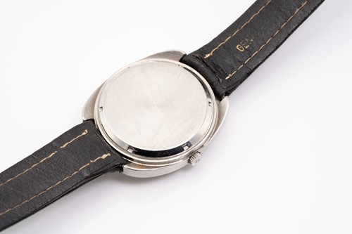 Lot 416 - A Girard-Perregaux stainless steel quartz...