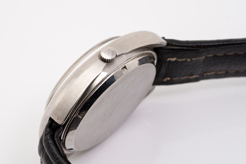Lot 416 - A Girard-Perregaux stainless steel quartz...