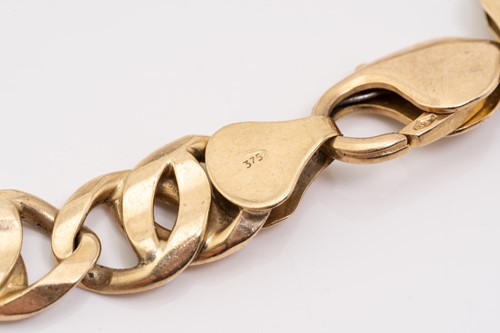 Lot 195 - A 9ct yellow gold flat anchor link bracelet,...