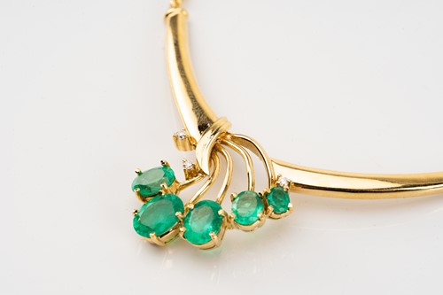 Lot 24 - A necklace set with emeralds and diamonds, the...