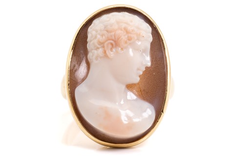 Lot 288 - A hardstone cameo ring, the oval-shaped cameo...