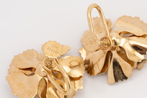 Lot 8 - A carnation brooch and earrings en suite by...