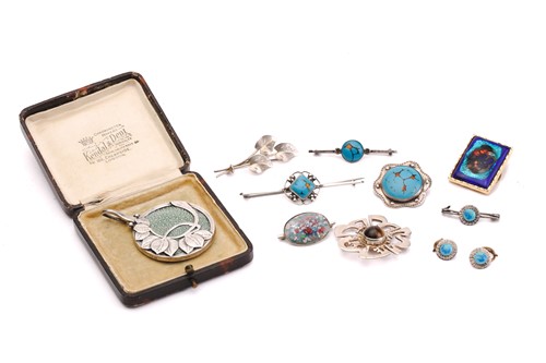 Lot 163 - A collection of Arts & Crafts jewellery; to...