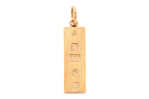 Lot 239 - A 9 carat gold ingot pendant; dated 1977. 3.5...