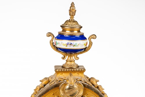 Lot 283 - A Louis XVI-style gilt metal cased 8-day...