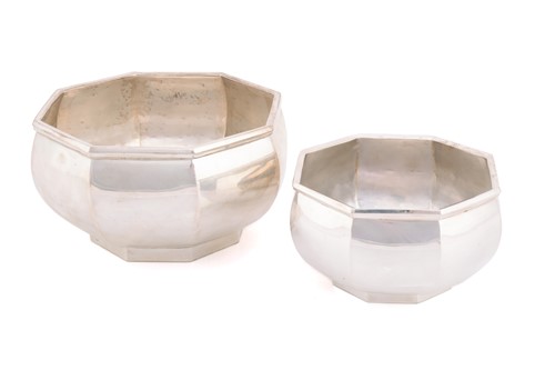 Lot 452 - A 20th century silver bowl, London 1977 by A...