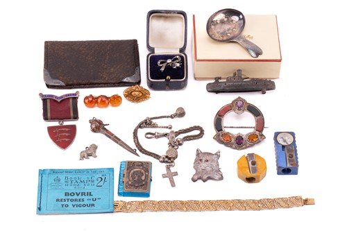 Lot 283 - A collection of costume jewellery and other...