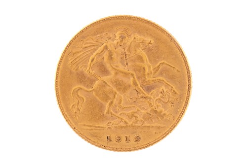 Lot 325 - A George V, half sovereign 1913, obv. bear...