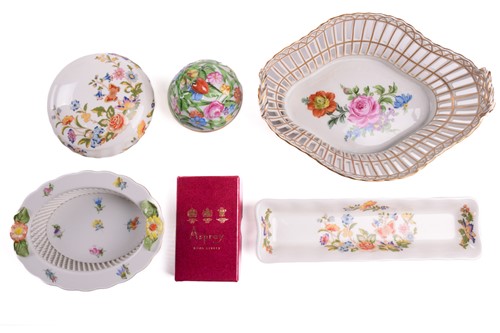 Lot 198 - A collection of decorative ceramics items,...
