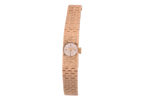 Lot 372 - An Accurist 9ct gold ladies wristwatch, with...