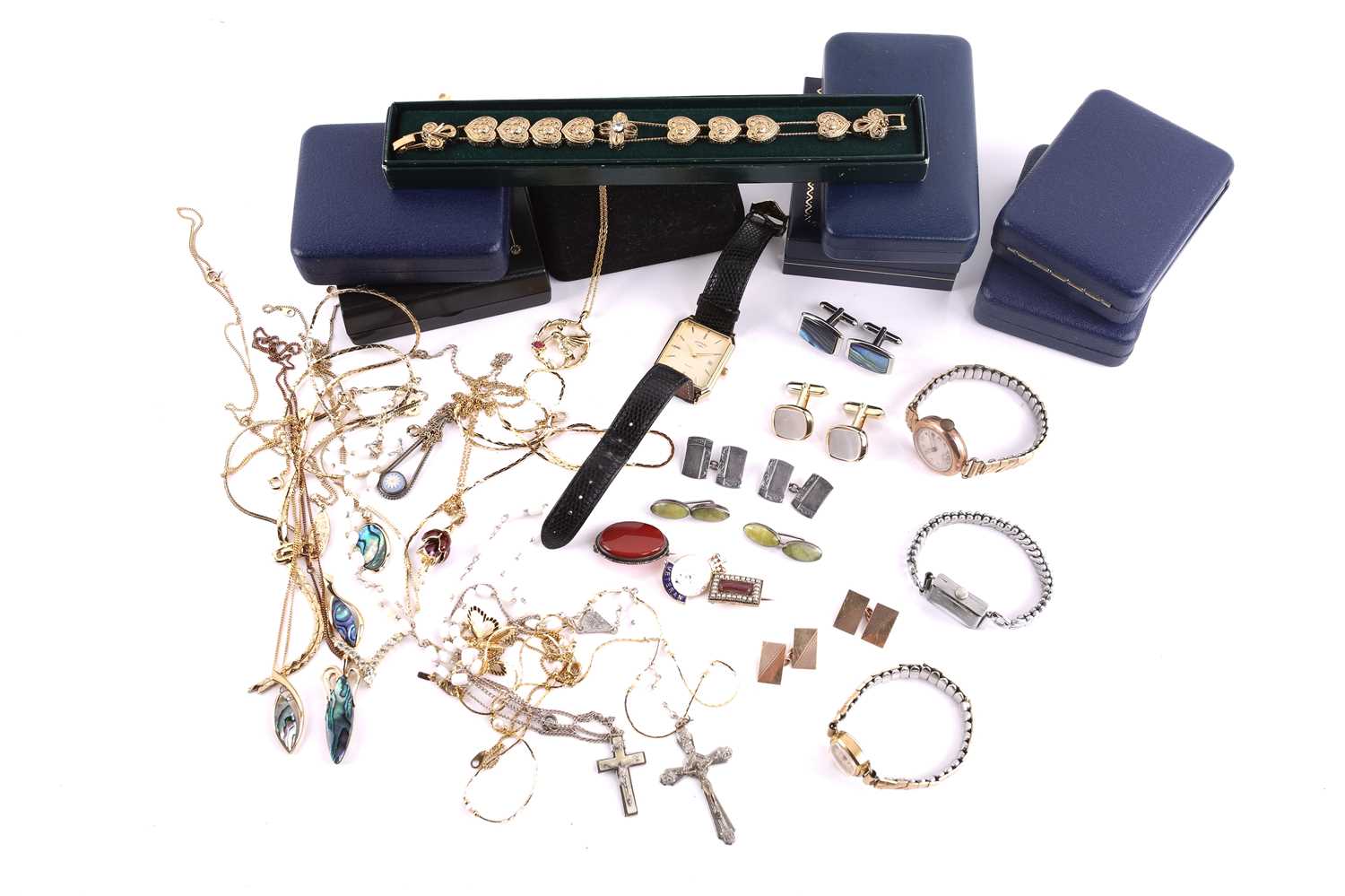 Lot 20 - A small collection of jewellery items, to...