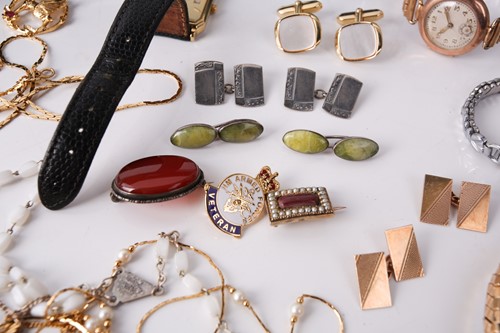 Lot 20 - A small collection of jewellery items, to...